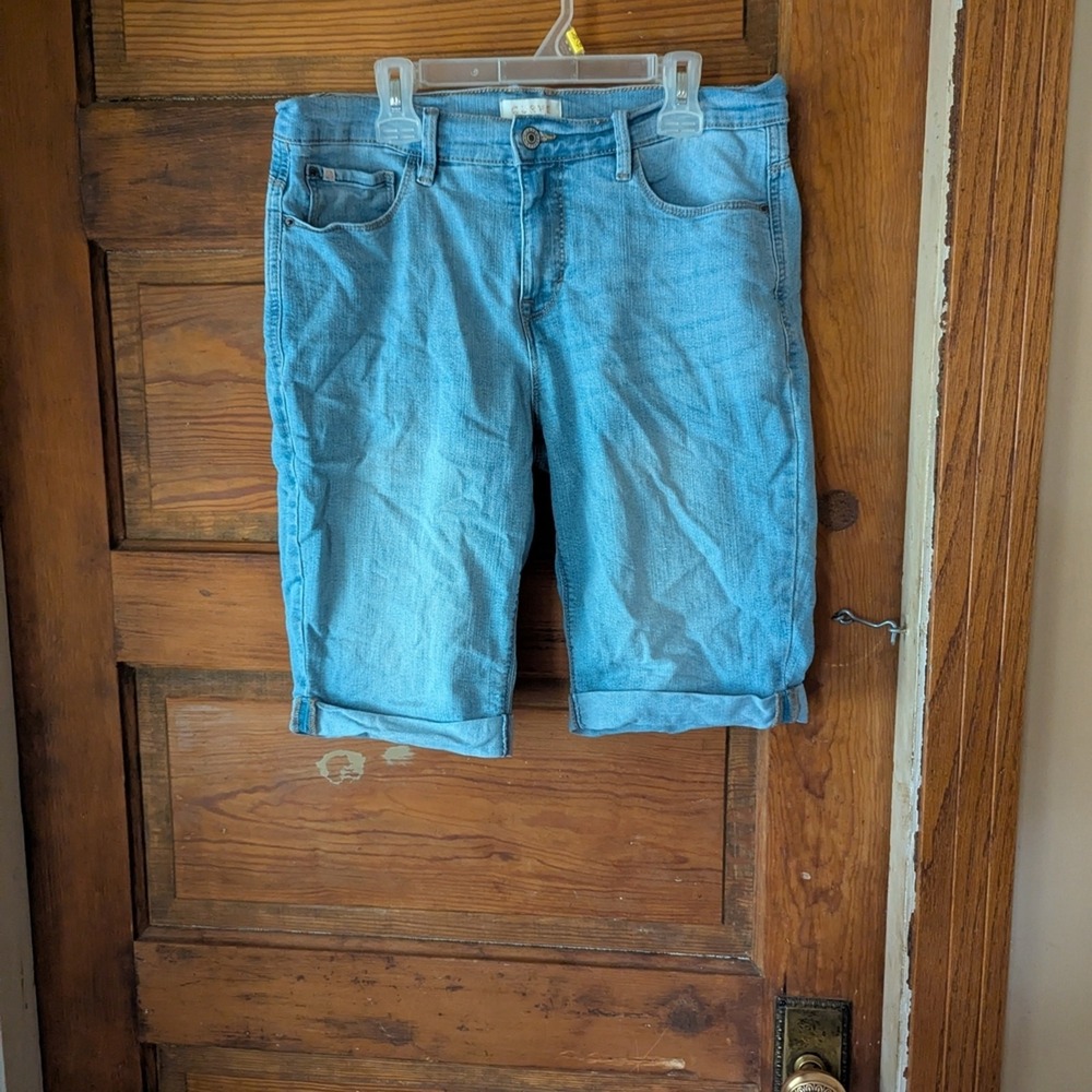 Curve Appeal Womens Size 8/29 Light Wash Denim Bermuda Cuffed Shorts‎ Stretch